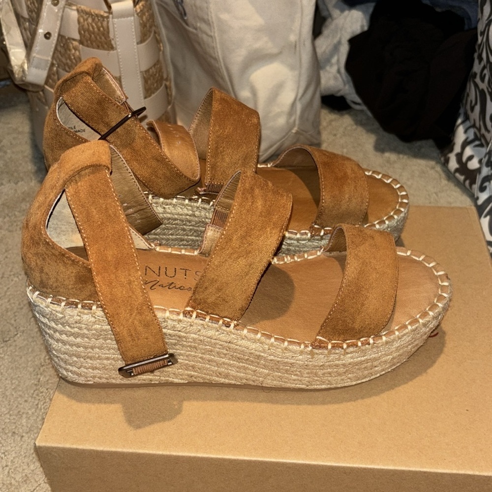 NWT - Matisse Saddle Brown Platforms - 9